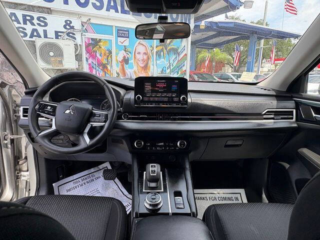 2022 Mitsubishi Outlander ES