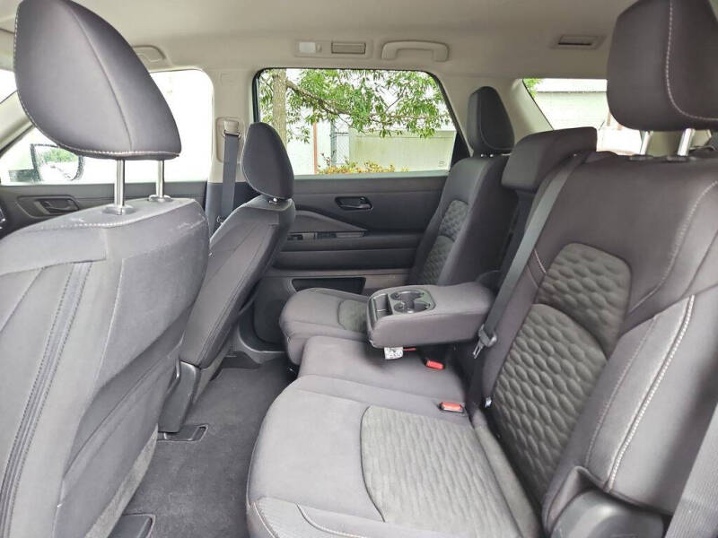 2024 Nissan Pathfinder SV