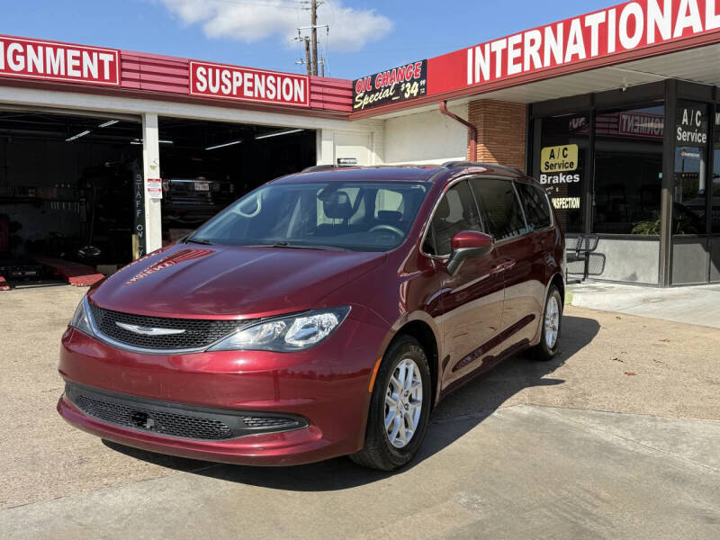 2021 Chrysler Voyager's photo