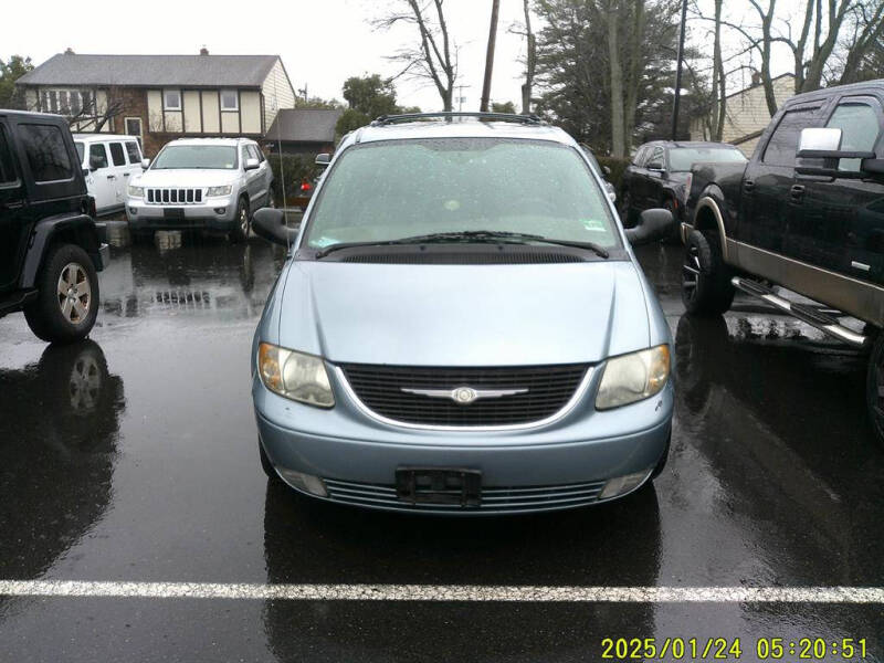2003 Chrysler Town & Country LXI's photo