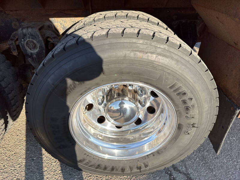 2005 Freightliner M2 106