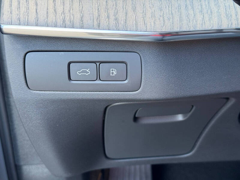 2024 Volvo XC90 Recharge T8 Ultimate Bright Theme 7P