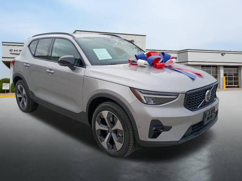 2025 Volvo XC40 B5 Plus Dark Theme