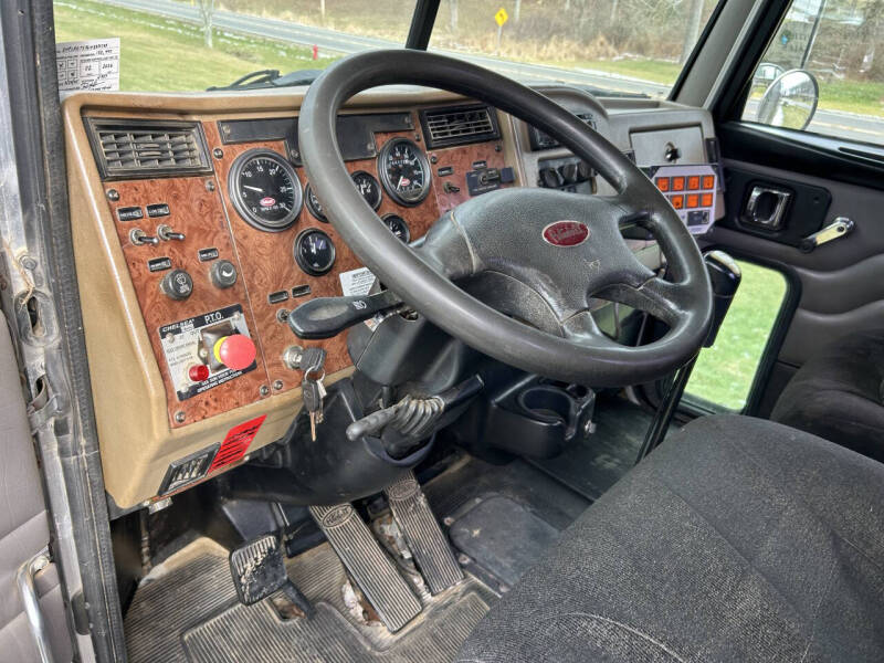 2006 Peterbilt 335 Mechanic's Truck