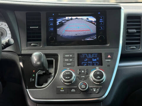 2017 Toyota Sienna SE 8-Passenger