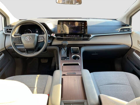 2022 Toyota Sienna LE 8-Passenger
