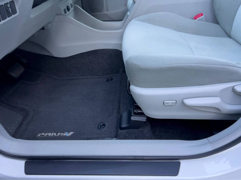 2014 Toyota Prius v Three