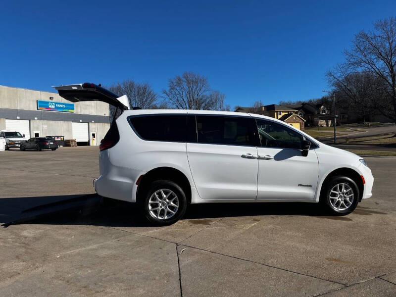 2024 Chrysler Pacifica Touring