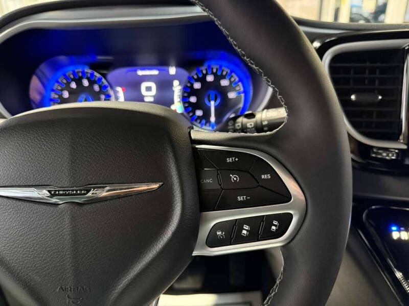 2025 Chrysler Pacifica Select