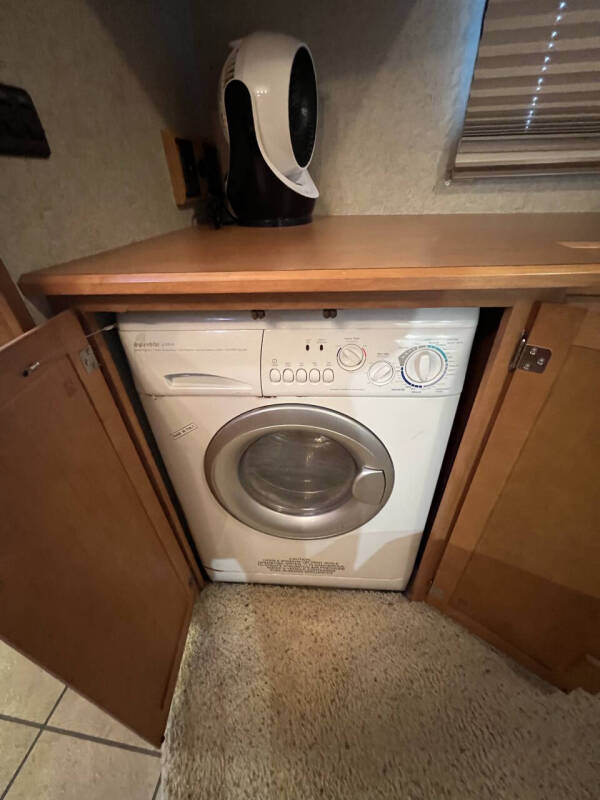 2007 Winnebago Adventurer