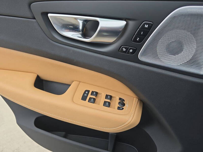 2025 Volvo XC60 B5 Ultra Dark Theme