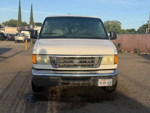 2004 Ford E-Series E-150 Chateau