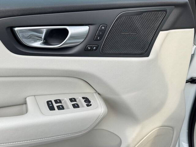 2023 Volvo XC60 B5 Plus Dark Theme