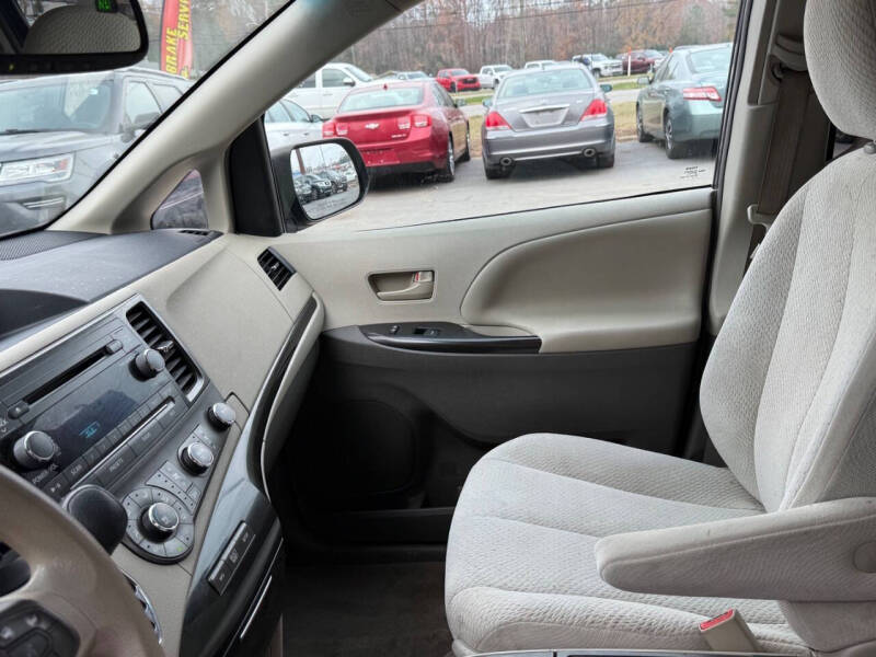 2012 Toyota Sienna LE 7-Passenger Auto Access Seat