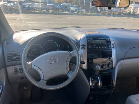 2006 Toyota Sienna LE 8 Passenger