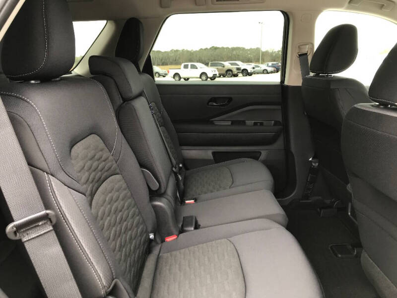 2025 Nissan Pathfinder SV