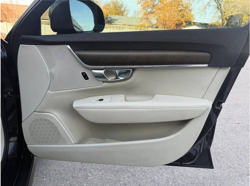 2020 Volvo V90 Cross Country T6