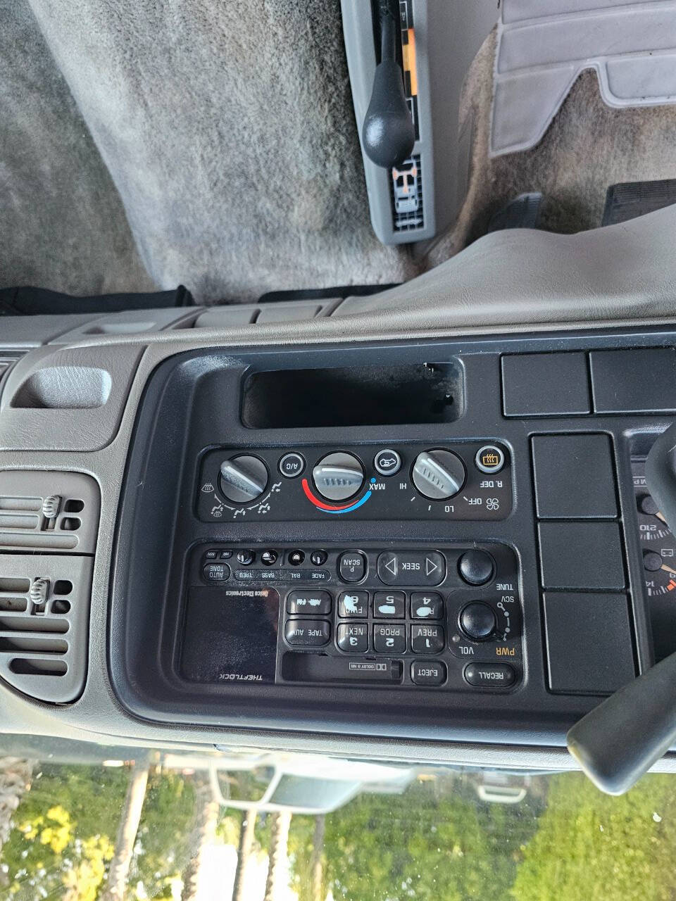 1998 Chevrolet Tahoe 28