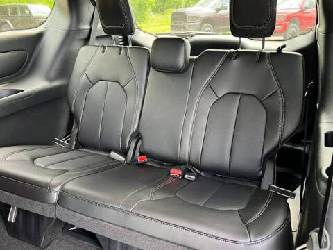 2027 Chrysler Pacifica Select