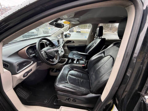 2017 Chrysler Pacifica Touring-L