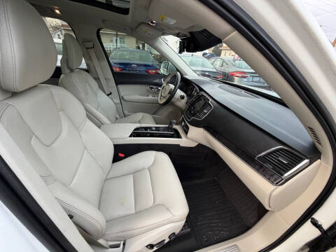 2020 Volvo XC90 T6 Momentum 7-Passenger
