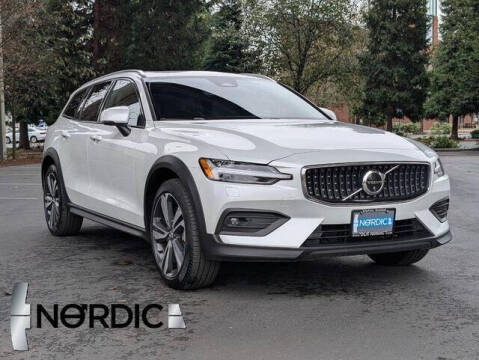 2025 Volvo V60 Cross Country B5 Plus