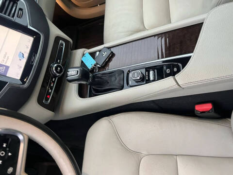 2016 Volvo XC90 T6 Momentum