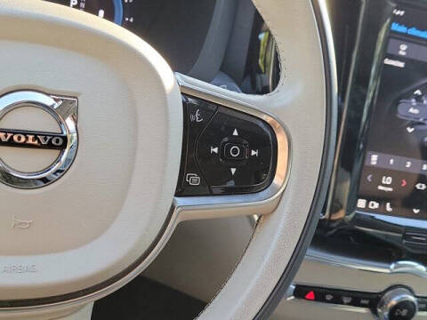 2024 Volvo XC60 B5 Core Dark Theme