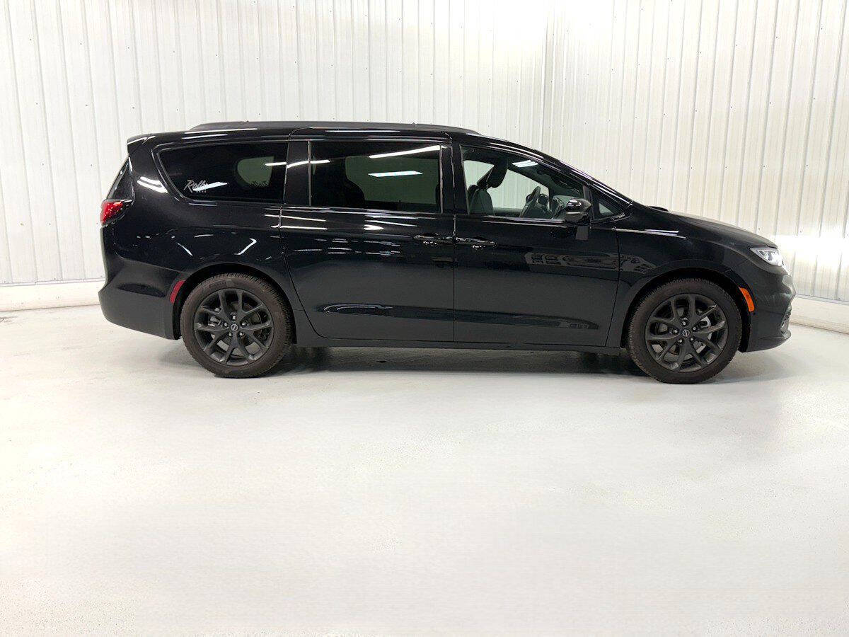 Black 2026 Chrysler Pacifica Select Select 4dr Mini-Van 2