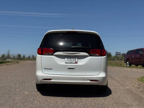 2022 Chrysler Voyager LX