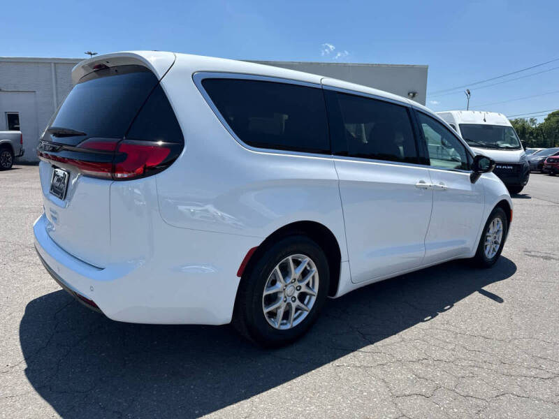 2027 Chrysler Pacifica Select