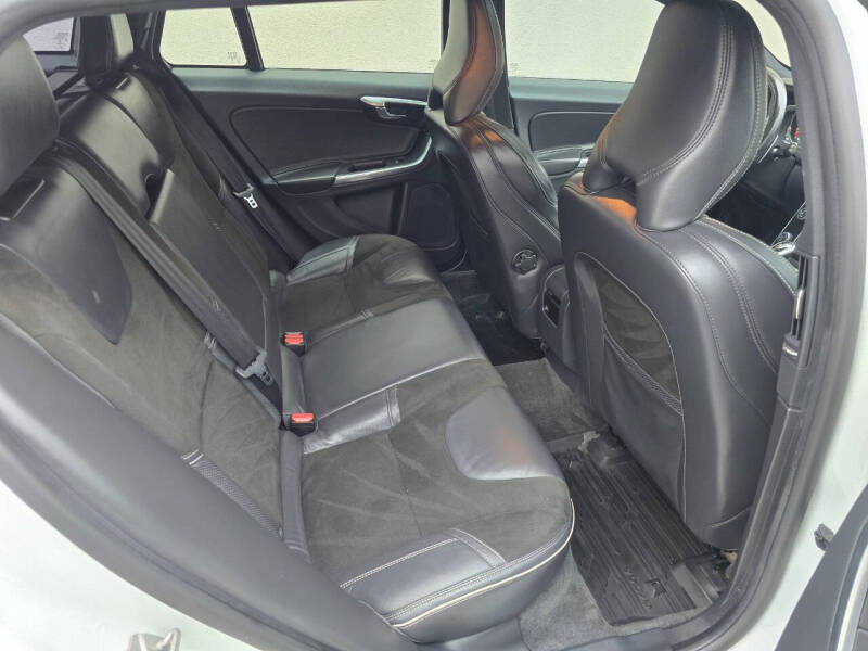 2015 Volvo V60 T6 R-Design Platinum