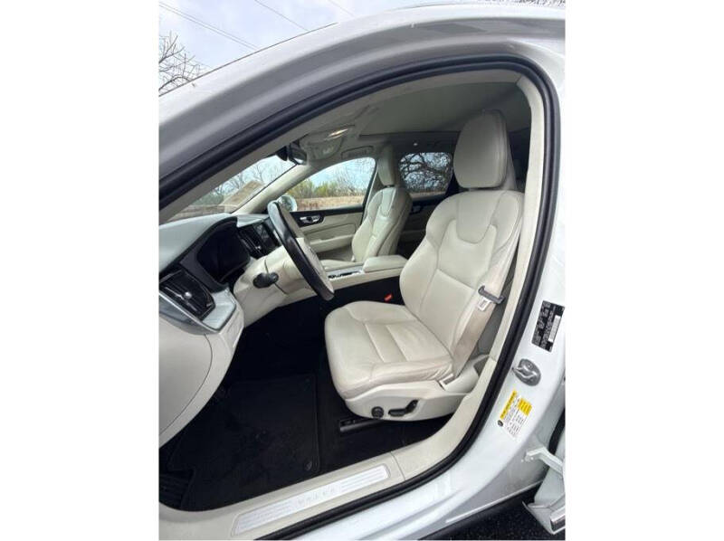 2023 Volvo XC60 B5 Plus Bright Theme