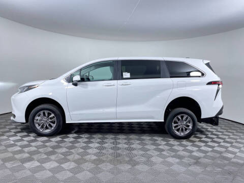 2025 Toyota Sienna LE 8-Passenger