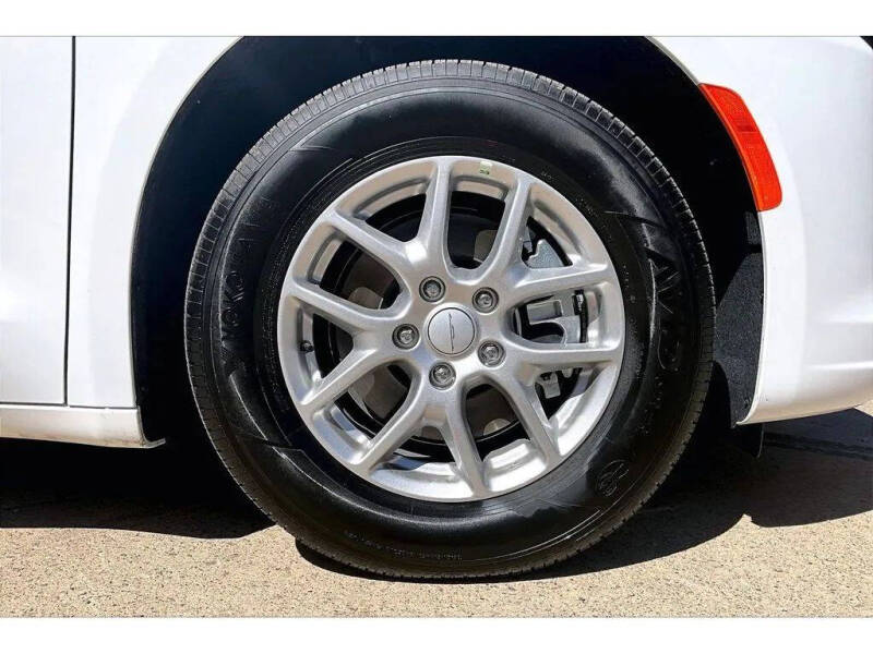 2027 Chrysler Pacifica Select