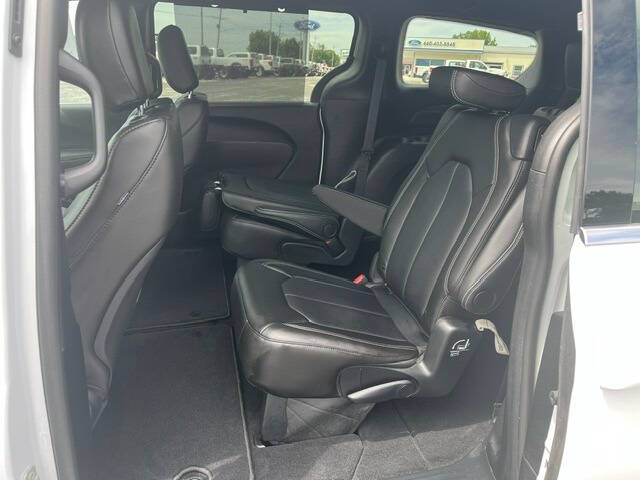 2025 Chrysler Pacifica Select