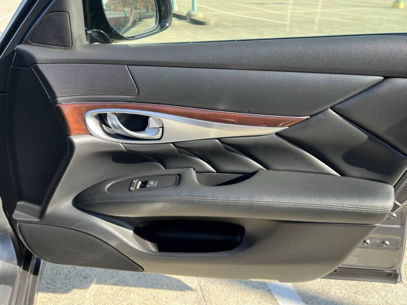 2015 Infiniti Q70 3.7