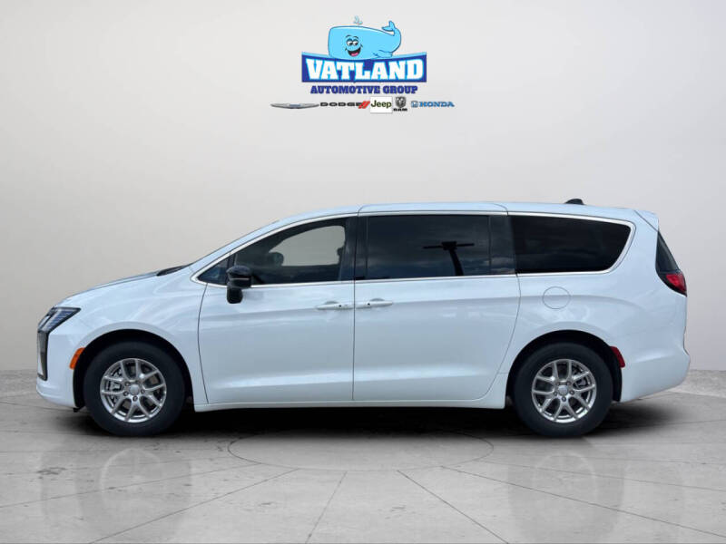 2027 Chrysler Pacifica Select