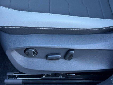 2025 Volkswagen Taos SE 4Motion