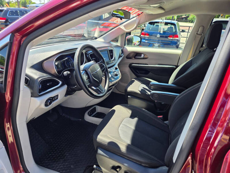 2020 Chrysler Voyager LX