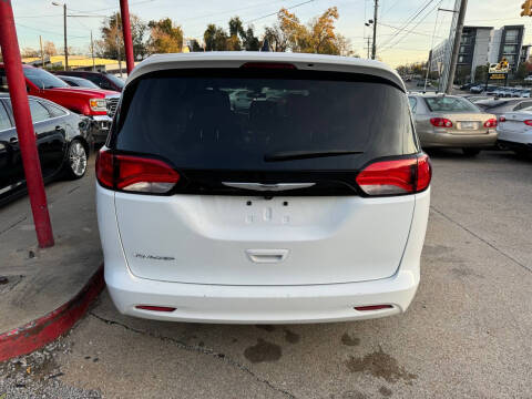2022 Chrysler Voyager LX
