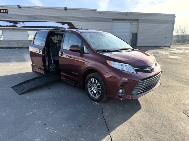 2020 Toyota Sienna XLE's photo
