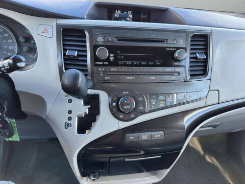 2013 Toyota Sienna LE 8-Passenger