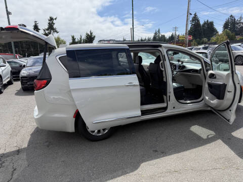 2017 Chrysler Pacifica Touring-L