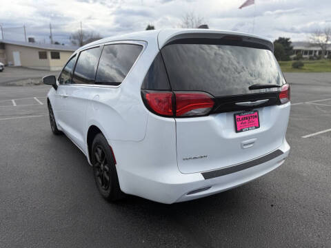2022 Chrysler Voyager LX