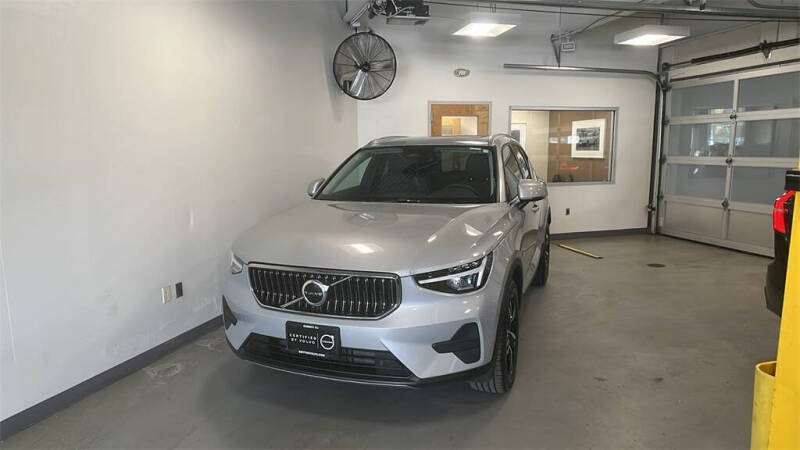 2025 Volvo XC40 B5 Core Bright Theme