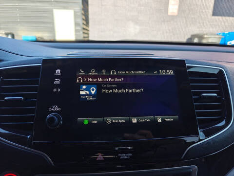 2020 Honda Pilot Touring w/Rear Captain's Chairs