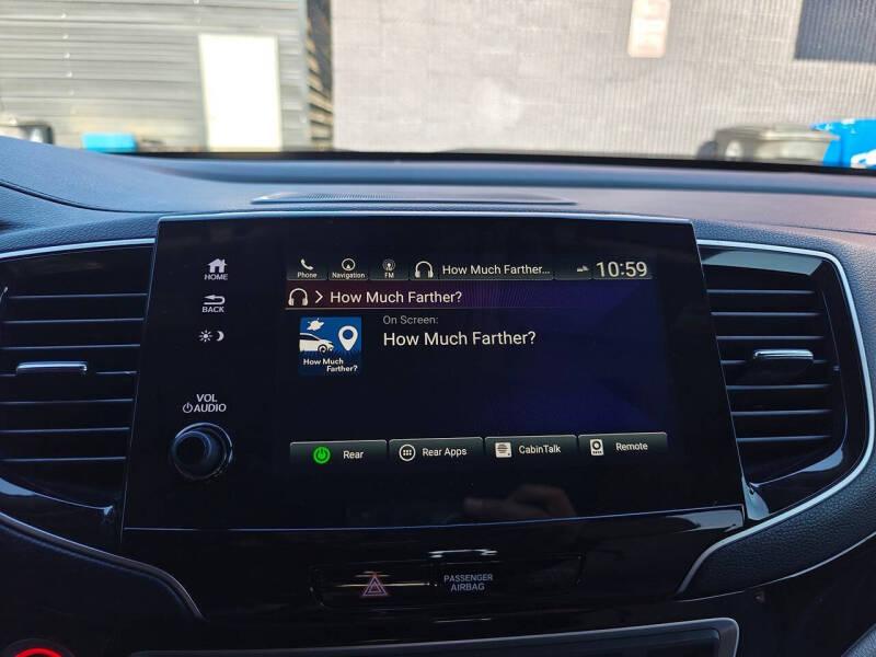 2020 Honda Pilot Touring w/Rear Captain's Chairs