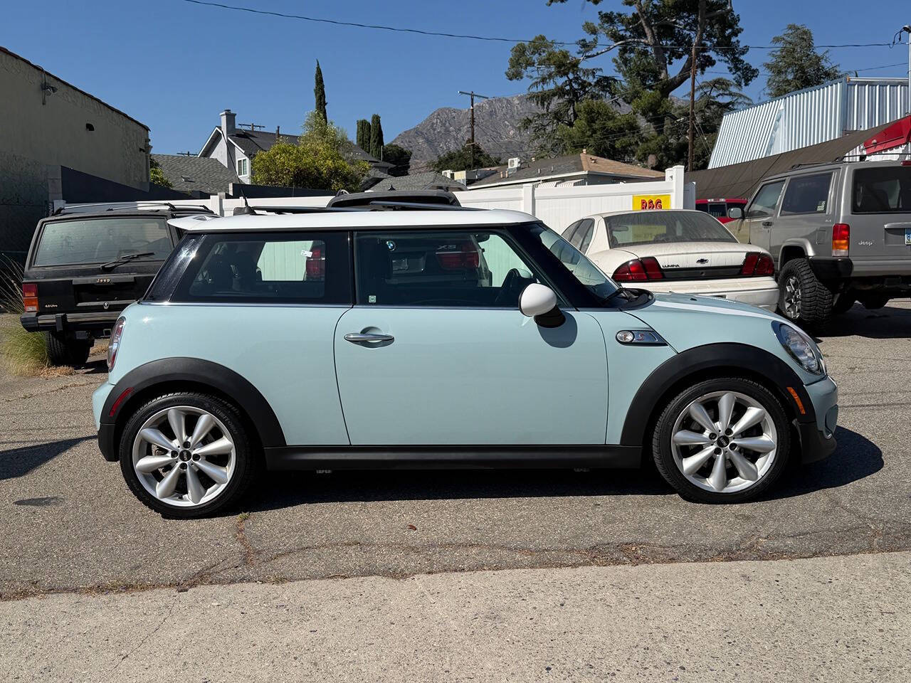 View vehicle photo 4