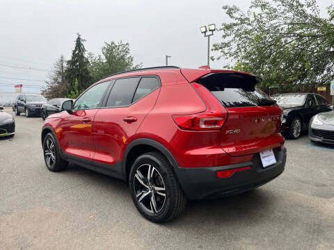 2023 Volvo XC40 B5 Plus Dark Theme